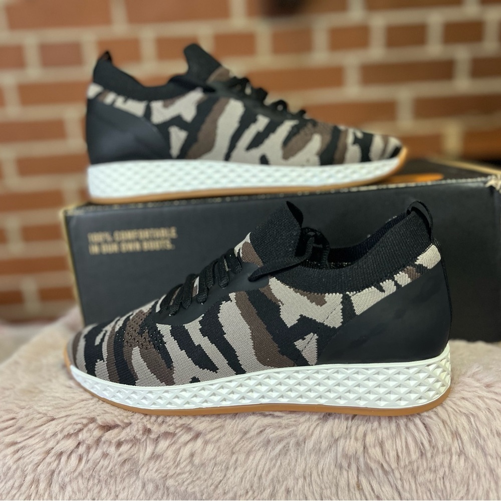 🆕 Urban Sport J Slide Camouflage Summer Womens sneaker size 7.5/ tennis shoes